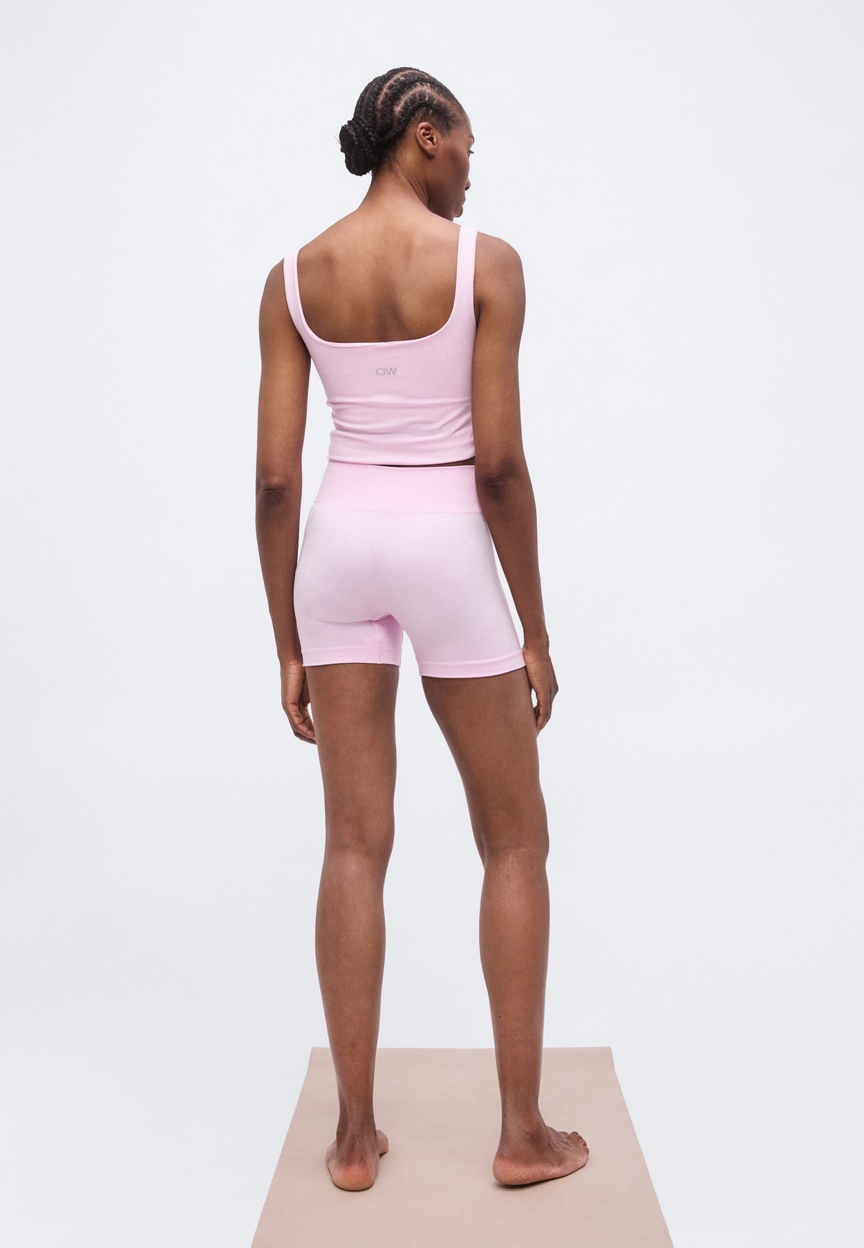 SMOOTH SEAMLESS MIDI SHORTS