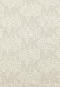 Tessuto beige con un motivo a ripetizione di loghi "MK" leggermente in rilievo, disposti in una trama diagonale e testurizzata.
