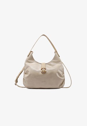 Borsa in morbida pelle beige con un manico singolo superiore, una fascia frontale con una chiusura circolare dorata e una tracolla regolabile.