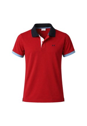 Polo rossa a maniche corte con colletto nero, polsini delle maniche azzurri, patta bianca e piccolo logo nero ricamato sul petto.