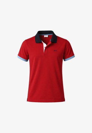 Polo rossa a maniche corte con colletto nero, polsini delle maniche azzurri, patta bianca e piccolo logo nero ricamato sul petto.