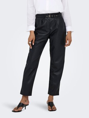 Pantaloni neri in finta pelle con vita alta, pieghe frontali e vita con cintura caratterizzata da hardware dorato. Abbinati a sandali neri scivolati.