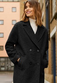 Friends Like These Cappotto classico - black