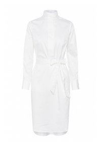 Weißes Kleid aus Baumwolle mit hohem Kragen, langen Ärmeln und einem Taillengürtel. Es hat eine gerade Silhouette und einen leicht geschwungenen Saum.