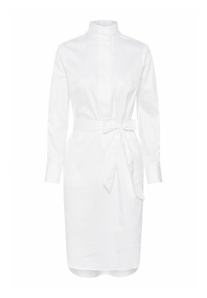 Weißes Kleid aus Baumwolle mit hohem Kragen, langen Ärmeln und einem Taillengürtel. Es hat eine gerade Silhouette und einen leicht geschwungenen Saum.