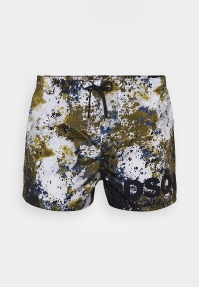 Calções de banho multicoloridos com um padrão de respingos em verde, azul e branco, com um cordão preto e um logótipo preto em destaque.