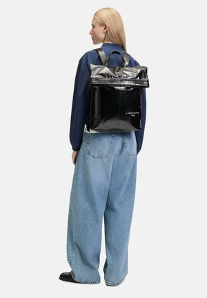 Schwarzer, glänzender Rolltop-Rucksack mit verstellbaren Trägern und einem oberen Griff, der auf der Vorderseite einen dezent prägten Markennamen zeigt.