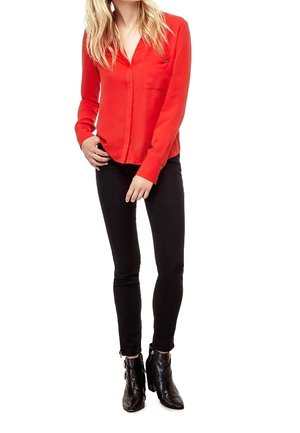 Röd blus med lång ärm, knäppning framtill och en bröstficka, kombinerad med svarta tajta jeans och svarta ankelstövlar.