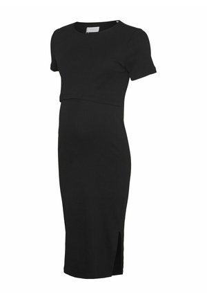 Czarna sukienka ciążowa z krótkimi rękawami, długości do kolan, dopasowanej górnej części, rozcięciem po bokach, prążkowaną strukturą i okrągłym dekoltem.