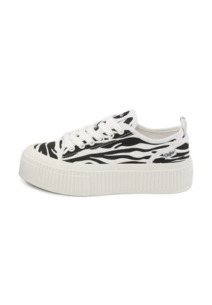 Lav plattformsneaker med hvite lisser og svart-hvitt zebra-mønstret stoffoverdel.