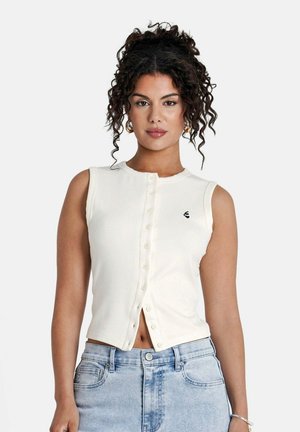 Top bianco senza maniche con chiusura a bottoni, realizzato in un materiale liscio. Presenta un collo rotondo e un piccolo logo nero sul petto.