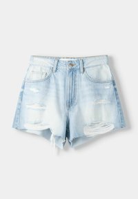 Pantalones cortos de mezclilla de color azul claro con una cintura alta, que presentan áreas desgastadas y dobladillos deshilachados. Cinco bolsillos y un cierre de botón en la parte frontal.