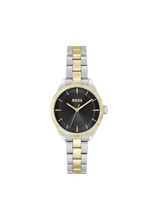 Montre en argent et or avec un cadran rond noir, des accents dorés, un bracelet en acier inoxydable et une lunette texturée avec des index horaires en contraste.