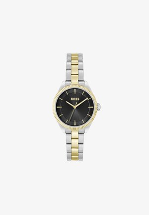 Silberne und goldene Uhr mit einem runden schwarzen Ziffernblatt, goldenen Akzenten, einem Armband aus rostfreiem Stahl und einer strukturierten Lünette mit kontrastierenden Stundenmarkierungen.