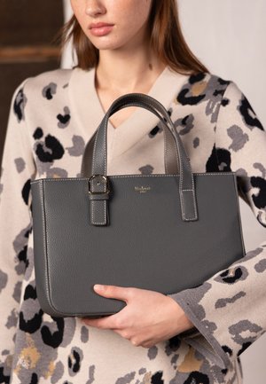 Sac fourre-tout en cuir gris avec un design structuré, doté de poignées robustes et d'un détail de boucle. Texture lisse avec une couture décorative.
