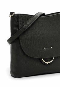 Borsa a spalla in pelle nera con texture, patta curva, chiusura ad anello in argento e tracolla regolabile.