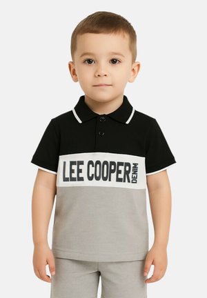 Polo à manches courtes noir et gris avec bordure blanche, comportant un grand motif en texte noir "LEE COOPER DENIM" sur la poitrine.