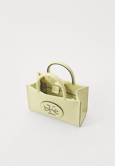 Mala de couro amarelo com duas alças, forma retangular e logotipo em relevo na parte da frente. Apresenta costura em contraste e abertura no topo.