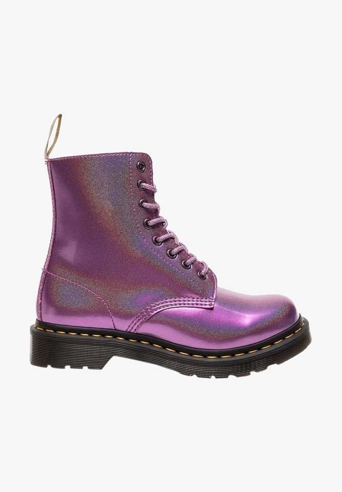 Botte de combat métallique violette à lacets avec semelle noire et coutures jaunes, avec languette à l’arrière.