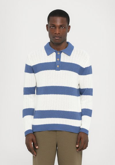Maglione polo a maglia con righe orizzontali bianche e blu, con colletto blu e tre bottoni marroni, in un tessuto testurizzato.