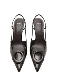 Čierne lakované kožené slingback topánky s špicatou špičkou, s veľkým okrúhlym akcentom na prednej strane a tenkým remienkom okolo členka.