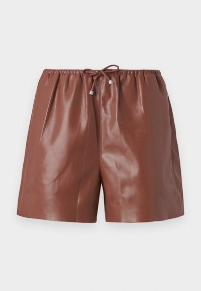 Brūni ādas šorti ar spīdīgu apdari, ar elastīgu jostasvīru un regulējamu auklu ar metāla akcentiem. Gluda tekstūra un piegriezums.