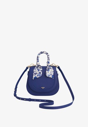 Väike sinine nahkhandags, mille käepidemele on seotud lillemustriga sall, kuldne metallist riistvara ja reguleeritav õlavöö.