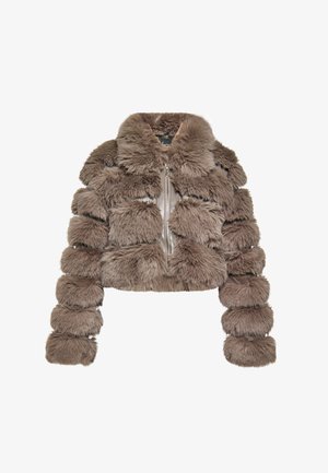 Korte jas van nepbont in bruin, met een pluche, zachte textuur, ritssluiting en gedurfde horizontale patronen op de mouwen en het lichaam.