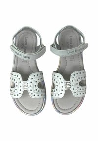 Sandali bianchi in pelle con accenti borchiati, cinturini alla caviglia regolabili e una suola iridescente lucida. Logo del marchio presente sulla parte superiore.