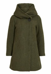 Cappotto verde oliva, con texture e un grande cappuccio drappeggiato. Presenta una chiusura con un singolo bottone nero e una silhouette leggermente svasata.