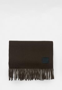 Rjava šal s resicami, izdelan iz mehke tkanine. Ima pravokotno obliko in majhno črno oznako na eni strani.