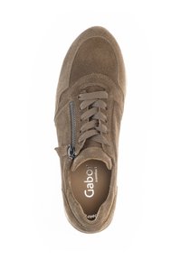 Bruine suède sneaker met een ronde neus, vetersluiting aan de voorkant, zijrits detail en een gestructureerde zool, met een logo op de binnenzool.