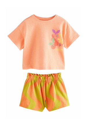 Kortærmet ferskenfarvet t-shirt med frugtgrafik og "Marked" tekst, parret med shorts med elastisk talje i et grønt og orange bølget mønster.