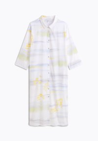 Abito camicia bianco fluido con chiusura a bottoni. Presenta strisce acquerellate in blu pastello, verde e giallo con dettagli floreali. Maniche di lunghezza media.