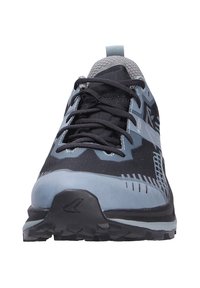 Trailrunning-Schuh mit einem schwarzen und hellblauen Obermaterial, strukturiertem Rand, grauem Mesh-Zungenbereich und einer robusten schwarzen Laufsohle. Die Schnürsenkel sind schwarz.