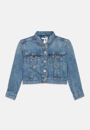 Kék rövidített farmerrövid kabát gombos elülső résszel, két fedeles mellzsebbel és hosszú ujjakkal, fehér háttéren.