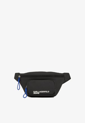 Svart stoff hofteveske med en frontlomme med glidelås, blå glidelåshåndtak og hvit logotekst. Glatt tekstur med et stilrent, minimalistisk design.