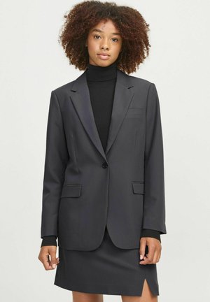 Tmavě šedý blazer se dvěma předními kapsami, zapínáním na jeden knoflík a klopovými límci, doplněný o odpovídající sukni s bočním rozparkem.
