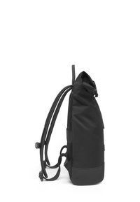 Fekete, felgörgethető hátizsák oldalról, állítható párnázott vállpántokkal és hálós hátsó panellel.