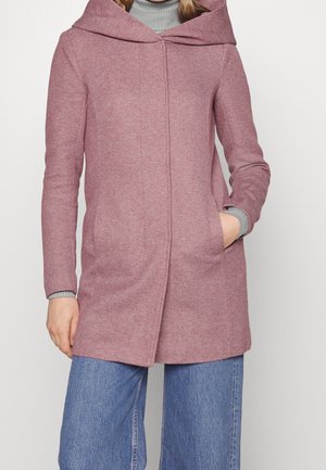 Abrigo largo y texturizado en un suave tono rosa, con una capucha amplia y caída y bolsillos laterales. Presenta un corte recto y puños acanalados.