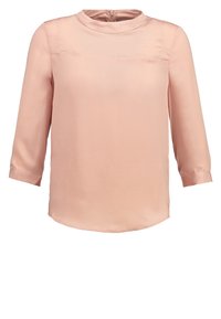 Bladoróżowa bluzka wykonana z gładkiego, lekkiego materiału, z wysokim dekoltem i rękawami trzy czwarte oraz zaokrąglonym dołem.