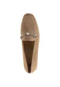 Beige mockasin skor i mocka med rund tåform, silverdetaljer och platt sula. Slät textur med minimala stygn.