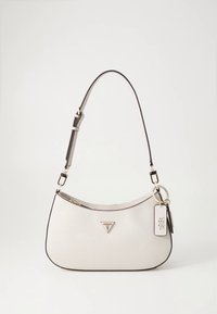 Sac à main blanc texturé avec une forme courbée, une quincaillerie argentée, un logo triangulaire et une bandoulière ajustable. Comprend un porte-clés et une étiquette.