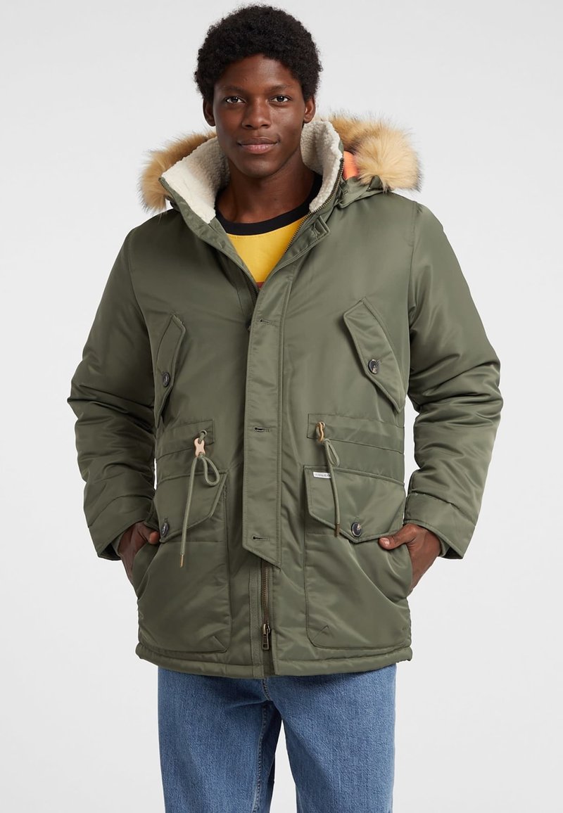 Khakigrüner Parka mit Kapuze aus Kunstfell, zwei aufgesetzten Fronttaschen, verstellbaren Kordelzügen in der Taille und einem Reißverschluss.
