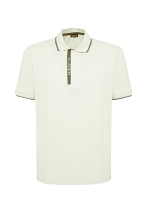 Weißes Poloshirt mit kurzen Ärmeln, olivgrünem Besatz am Kragen und an den Ärmelsäumen, zwei Knöpfen und dem Schriftzug „BLAUER“ auf der Knopfleiste.