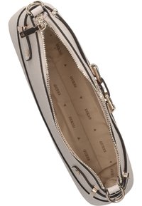 Borsa sintetica grigia con hardware in tono oro, dotata di chiusura con zip e interno beige foderato con un motivo 'GUESS' ripetuto.
