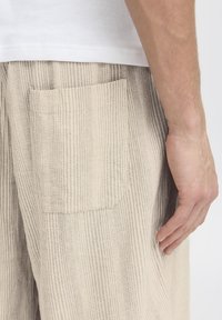 Solid SDLIAM LINEN MIX - Shorts - vetiver