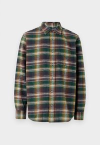 Langærmet flannel skjorte med grønne, navy og orange toner, knaplukning foran, spredt krave og blødt, tekstureret stof.