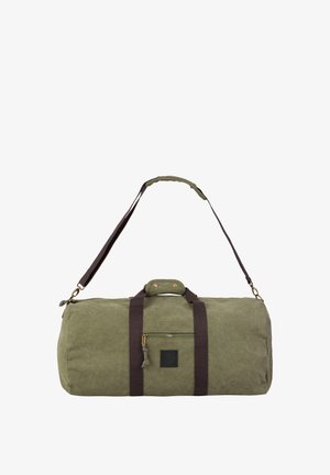 Olivgrüne Duffel-Tasche mit dunkelbraunen Tragegurten, einer vorderen Reißverschlusstasche und einem verstellbaren, gepolsterten Schulterriemen.