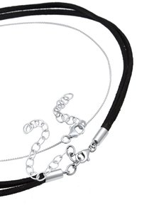 Zwarte suède en zilveren ketting met meerdere strengen, een kreeftsluitingen en verstelbare schakels voor maatverstelling. Gelaagd en textuurdesign.